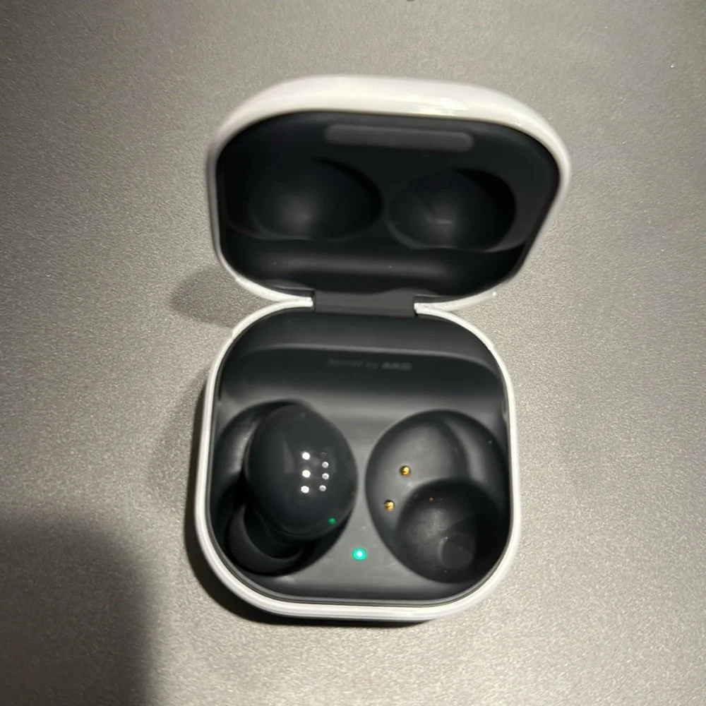 🎈SALE 🎈 Samsung earbuds case with one LEFT earbud. Model SM-R177